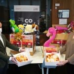 El presidente de la Cámara de Valladolid, Víctor Caramanzana, entrega a la presidenta de Cruz Roja Valladolid, Rosa Urbón, los roscones de Reyes