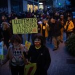 Varias personas durante una manifestación contra el establecimiento de un 25% de castellano en las escuelas catalanas.