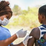 Una mujer recibe la vacuna contra la COVID-19 en el distrito de Kasungo, en Malawi