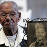 El veterano de guerra Lawrence Brooks con una foto suya de 1943