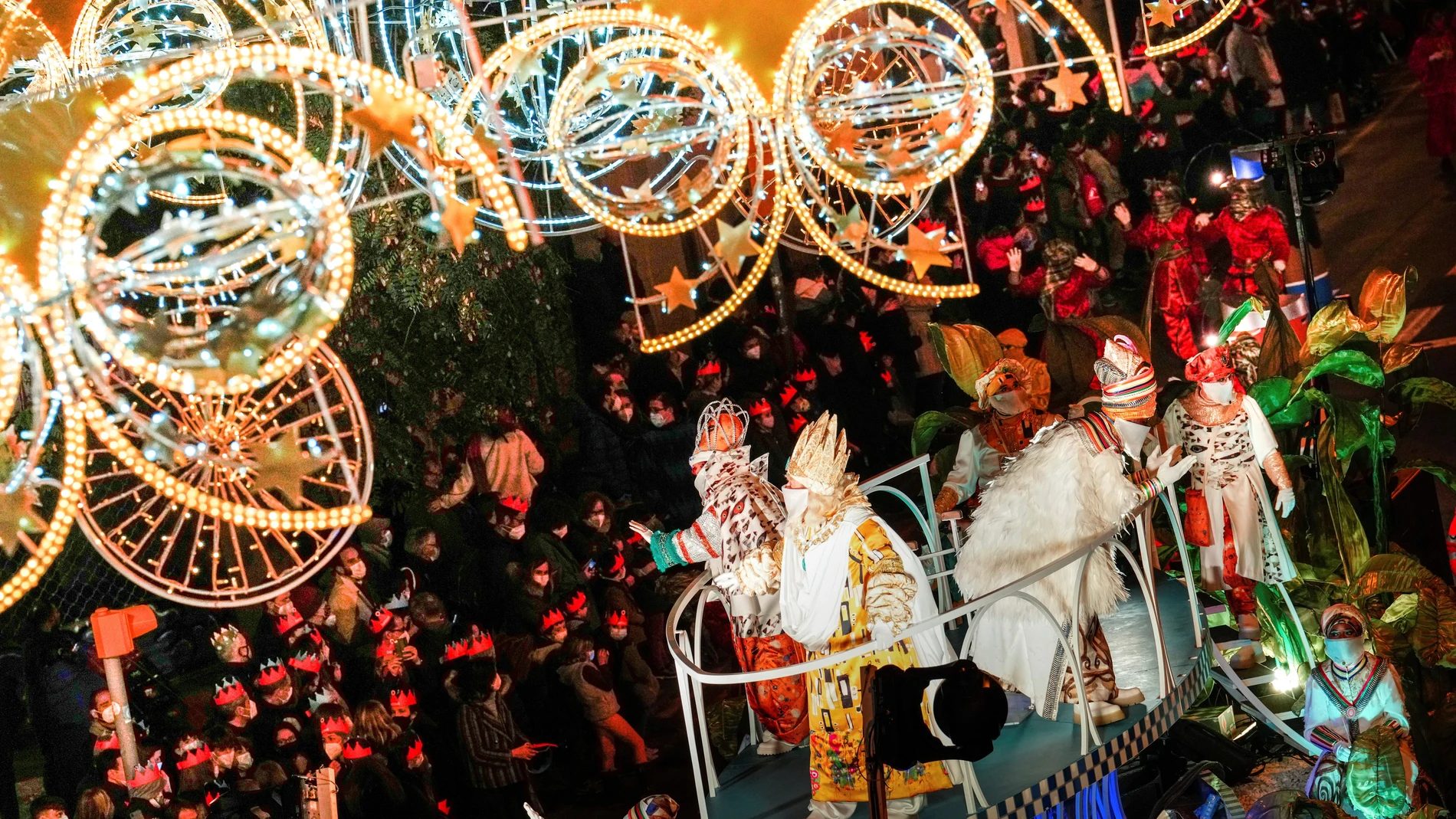 Sus majestades los Reyes Magos de Oriente recorren las calles de Barcelona