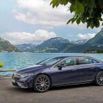 EQS 450+ (Stromverbrauch kombiniert (NEFZ): 18,9-16,2 kWh/100 km; CO2-Emissionen: 0 g/km); Exterieur: sodalithblau; Interieur: Leder exclusiv;Stromverbrauch kombiniert (NEFZ): 18,9-16,2 kWh/100 km; CO2-Emissionen: 0 g/km* EQS 450+ (combined electrical consumption (NEDC): 18.9-16.2 kWh/100 km; CO2 emissions: 0 g/km); exterior: sodalith blue; interior: leather exclusive;Combined electrical consumption (NEDC): 18.9-16.2 kWh/100 km; CO2 emissions: 0 g/km*