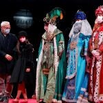 Los Reyes Magos de Oriente, Gaspar, Melchor y Baltasar, la fallera mayor infantil y el alcalde de Valencia Joan Ribó, durante la tradicional Cabalgata de Reyes estática celebrada hoy miércoles en la Plaza de Toros de Valencia