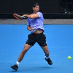 Nadal golpea una derecha en un entrenamiento en Melbourne