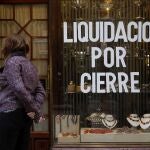 Un negocio anuncia una liquidación de productos por cierre