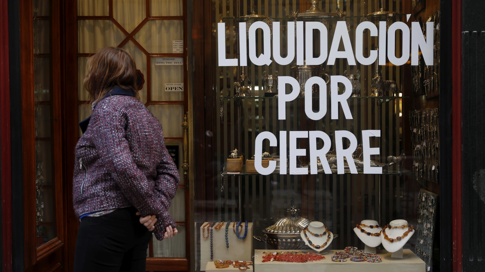 Un negocio anuncia una liquidación de productos por cierre