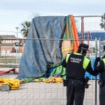 Agentes de la policía local, en la feria de Mislata, a 5 de enero de 2022, en Mislata, Valencia (España)