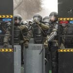 -FOTODELDÍA- Almaty (Kazakhstan), 05/01/2022.- Policías antidisturbios vigilan una calle durante las manifestaciones por la subida de los precios de la energía en Almaty, Kazajstán.- EFE/STR