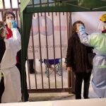 Sanitarios realizan pruebas de antígenos en el centro de salud de San Andrés de Murcia