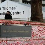 Una persona camina por los alrededores del Hospital St.Thomas's de Londres