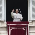 El Papa Francisco saluda a los fieles durante el rezo del Ángelus en la Plaza de San Pedro.