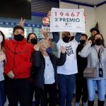 Agraciados con el número 19467 celebran el tercer premio del sorteo de la Lotería del Niño en una administración en Valencia