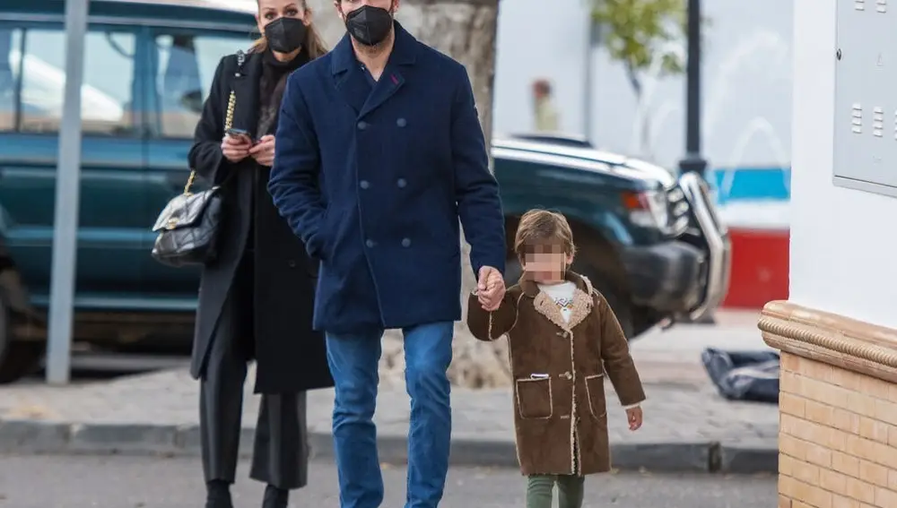 Cayetano Rivera y Eva González con su hijo en la cabalgata de Reyes de Sevilla
