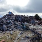 El arco de Ávila «a los caídos de la región» apareció en este estado el 28 de diciembre. La cruz y el yugo y las flechas los custodia el Ayuntamiento de Cuevas del Valle