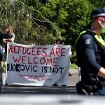 Activista pro refugiados en el hotel donde se encuentra Djokovic en Melbourne