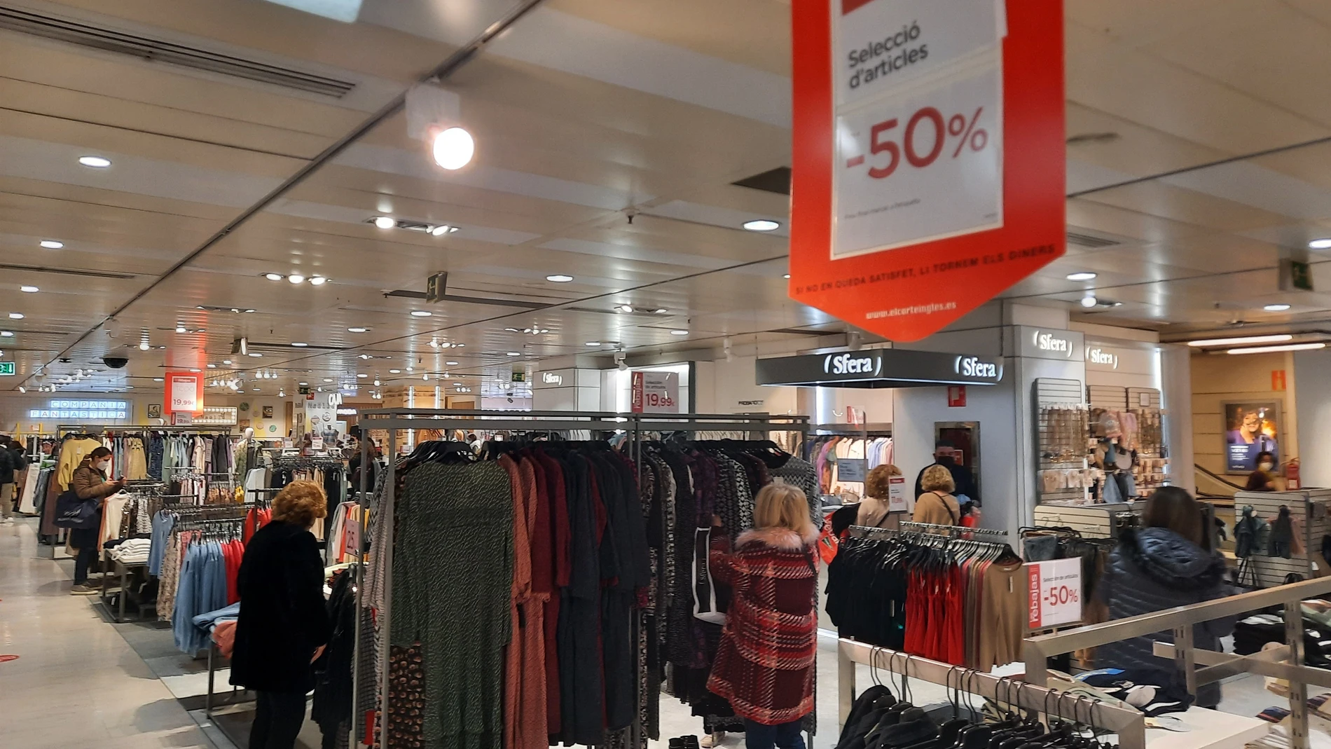 Comienzan las rebajas en las grandes superficies de las Islas. EL CORTE INGLÉS 07/01/2022