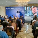 El presidente del PPCyL, Alfonso Fernández Mañueco, junto a la intervención telemática de Pablo Casado en Salamanca