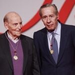 Francisco Laína (derecha) junto a Marcos Ana al recibir el Premio Castilla y León en 2014