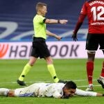 Casemiro, en el suelo, mientras Hernández Hernández pita penalti