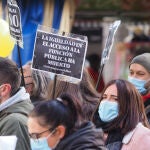 Varias personas en una concentración contra el Proyecto de Ley sobre los Interinos