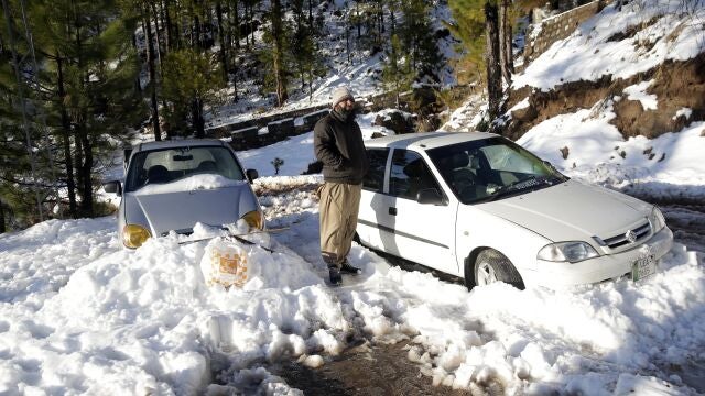 Numerosas personas se vieron obligadas a pasar la noche en sus coches en la estación de Murree, en el norte de Pakistán, debido a las fuertes nevadas