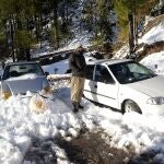 Numerosas personas se vieron obligadas a pasar la noche en sus coches en la estación de Murree, en el norte de Pakistán, debido a las fuertes nevadas