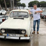 El berciano Javier Álvarez, propietario de la bodega Almázcara Majara, junto al Renault 4 con el que competirá en el Mongol Rally 2022