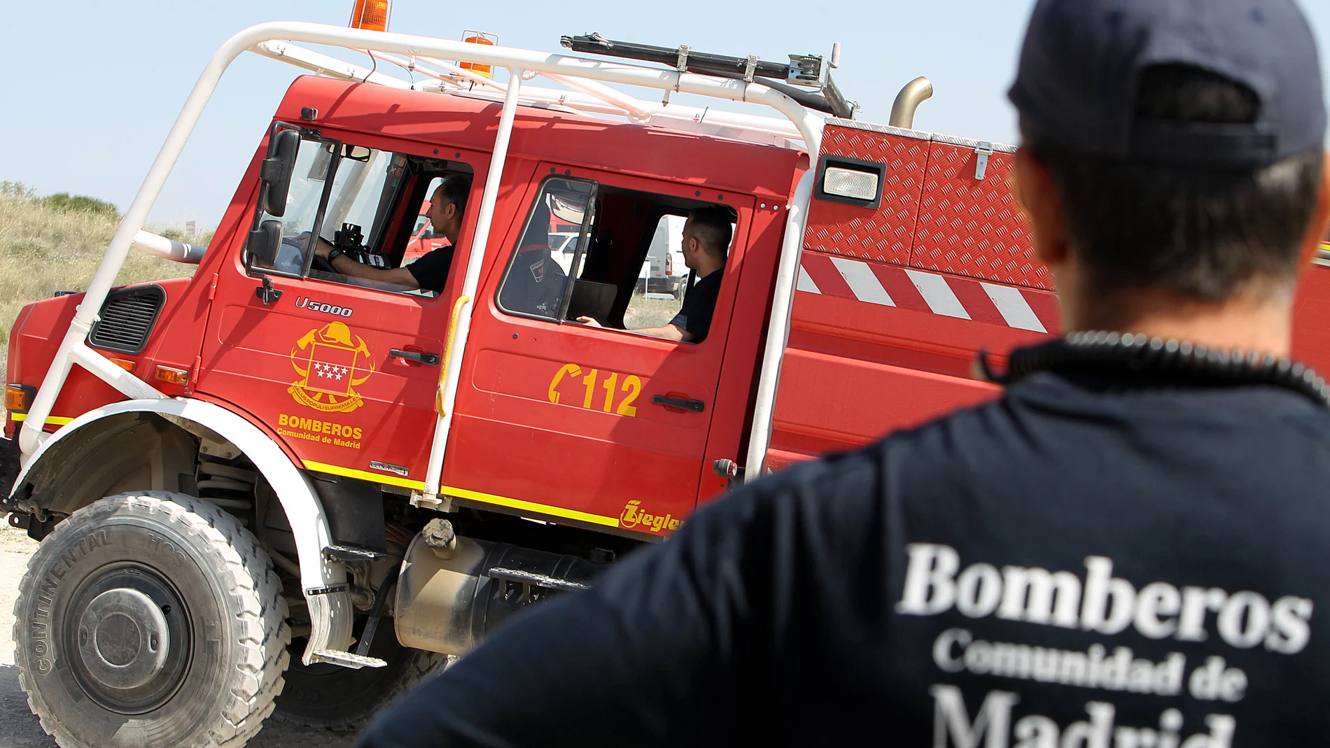 Un bombero es aquella persona dedicada a apagar incendio y prestar ayuda, rescate y protección a la comunidad durante accidentes o cualquier otro tipo de siniestro o emergencia