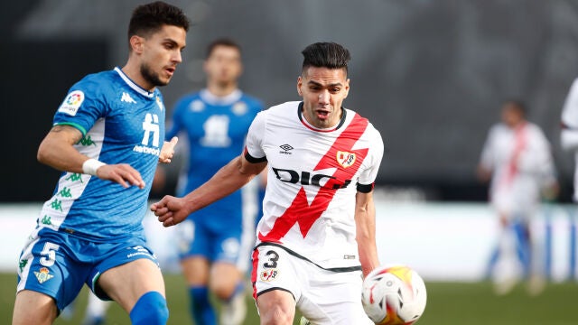Falcao y Marc Bartra en el Rayo Vallecano-Betis de LaLiga