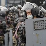 Un policía kazajo durante las protestas contra la subida del precio del combustible el pasado 5 de enero en Almaty