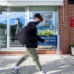 Un alumno en las inmediaciones de un campus universitario