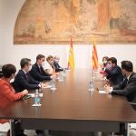 El presidente de la Generalitat, Pere Aragonès, y el presidente del Gobierno, Pedro Sánchez, en el Palau de la Generalitat en Barcelona, junto los ministros y consellers que han participado en la mesa de diálogo sobre Cataluña.