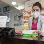 Una farmacéutica muestra un test de antígenos