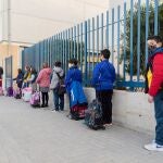 Alumnos del Instituto de Educación Secundaria Vivente Medina de Archena, Murcia, se someten a test de antígenos, este lunes, en el primer día de clase tras las vacaciones de Navidad.
