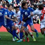El centrocampista mexicano del Real Betis Andrés Guardado (2ºi) durante el partido de la jornada 20 de LaLiga Santander de fútbol disputado ayer domingo ante el Rayo Vallecano en el Estadio de Vallecas. EFE/Víctor Lerena