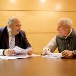 Reunión entre el presidente del Colegio de Industriales de Valladolid, Iñaki Bengoetxea (I), y el presidente de la Comisión de Transportes del Colegio Oficial de Ingenieros, José Ramón Perón (D)