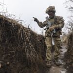 Un soldado ucraniano camina en la línea de separación entre la parte pro occidental y la dominada por los separatistas pro rusos