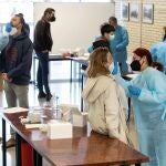 Varios sanitarios realizan test de antígenos