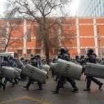 Policías kazajos durante las protestas por el aumento de los precios de la energía en Almaty, Kazajstán, el 5 de enero de 2022.