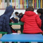Varios niños juegan en el recreo
