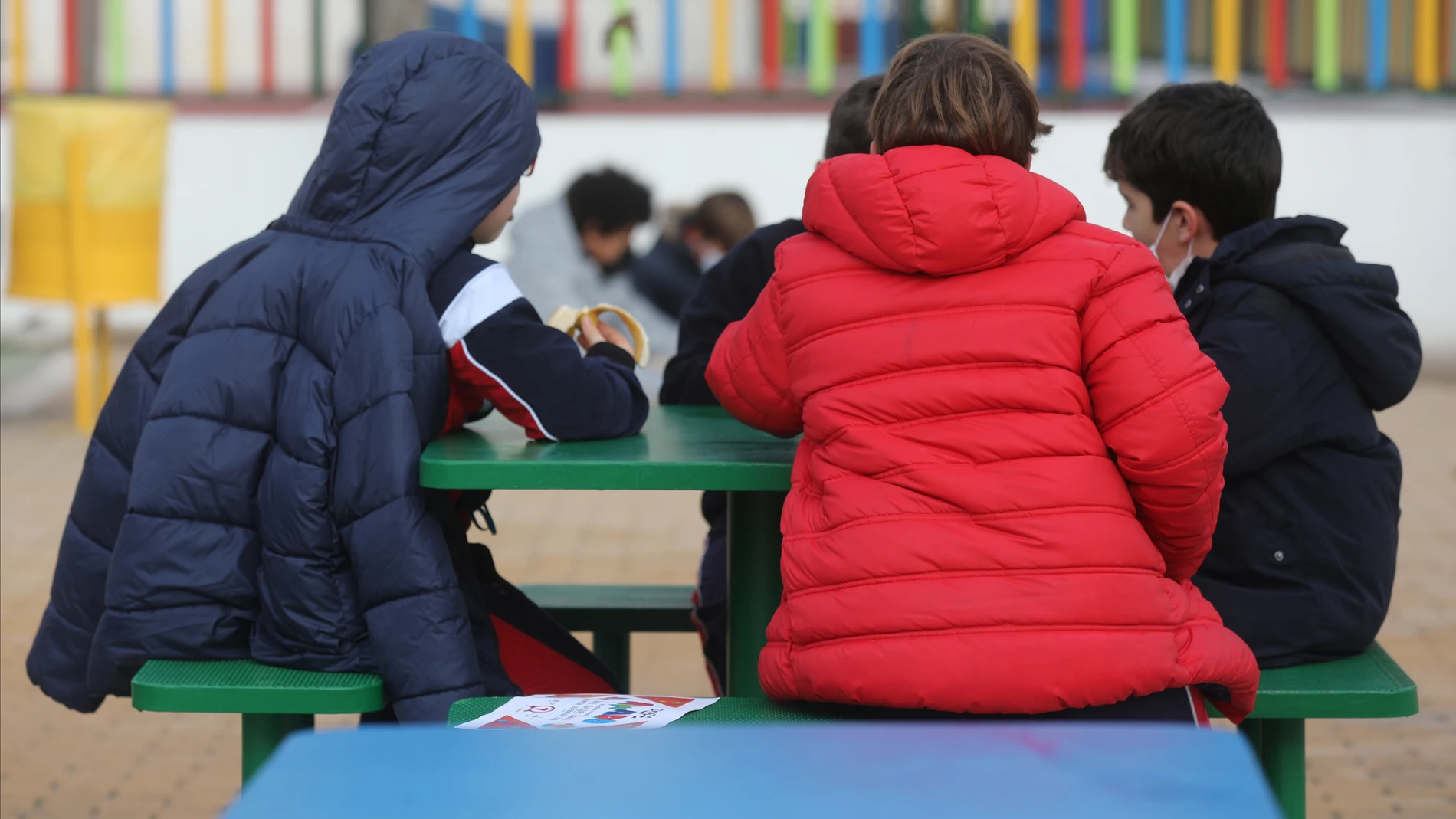 Varios niños juegan en el recreo