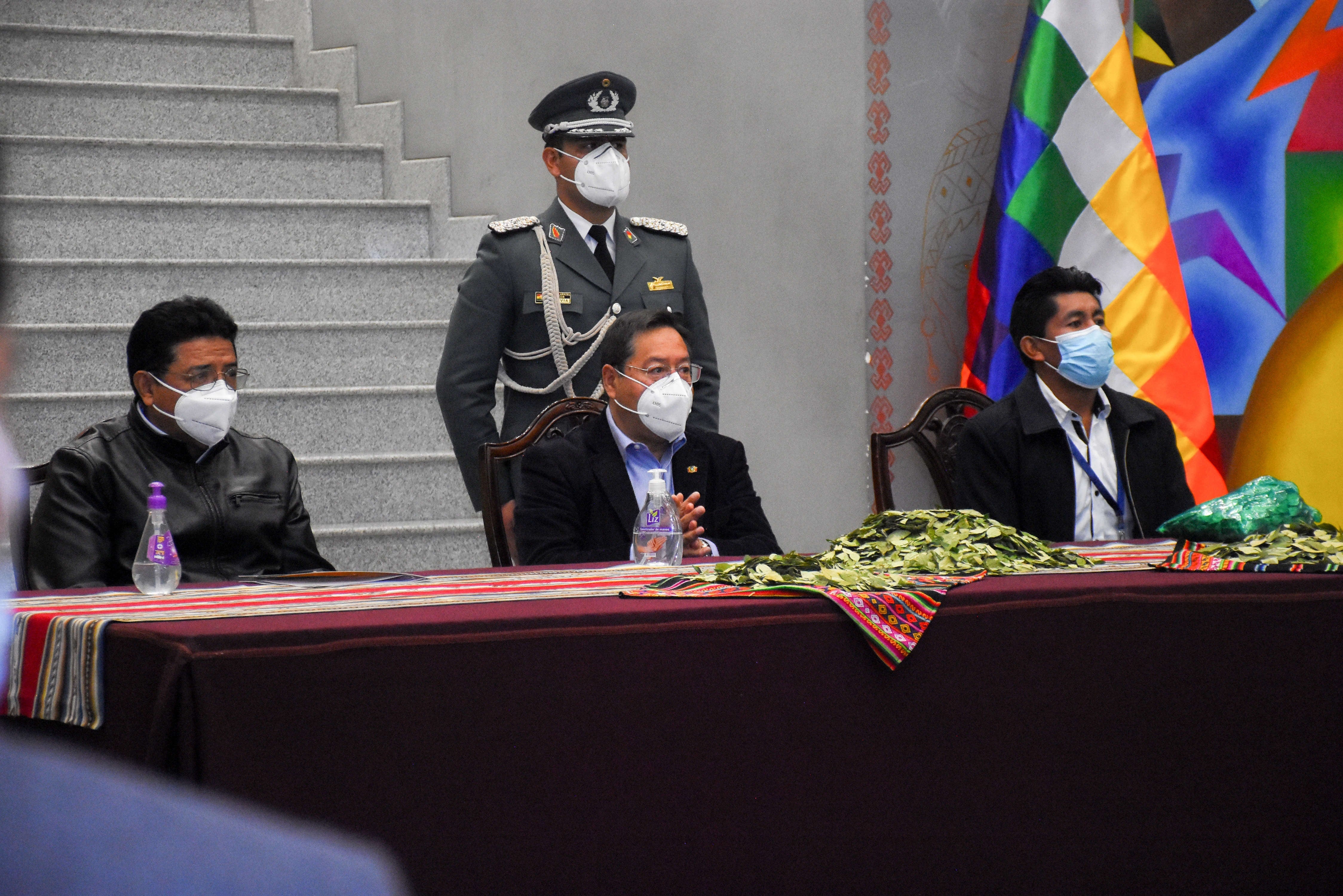 BOL01 LA PAZ (BOLIVIA) 11/01/2022.- El presidente de Bolivia, Luis Arce (c); el ministro de Desarrollo Rural y Tierras, Remmy Gonzales (i), y el dirigente campesino Ernesto Mamani (d), participan durante un acto por el Día Nacional del Acullico, hoy, en La Paz (Bolivia). El presidente de Bolivia, Luis Arce, anunció este martes que se prevé instalar una planta productora de dentífrico hecho a partir de un alcaloide de la hoja de coca que previene las caries, durante la conmemoración del Día Nacional del Acullico o masticado de la planta. EFE/ Stringer