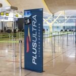Un panel muestra información sobre vuelos de la aerolínea Plus Ultra, en el aeropuerto de Madrid - Barajas Adolfo Suárez