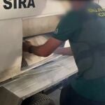 Hachís encontrado en el doble fondo de una embarcación de recreo en Roquetas de Mar (Almería)