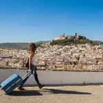 Una turista pasea por un pueblo de Jaén