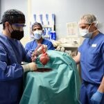 David Bennett recibió este corazón de cerdo gracias al trabajo del equipo del doctor Bartley Griffith
