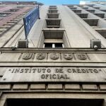 Una de las puertas de acceso de la sede del ICO (Instituto del Crédito Oficial), en el Paseo del Prado de Madrid