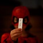 Un niño muestra el resultado negativo de un test de antígenos en Pontedeume (La Coruña)