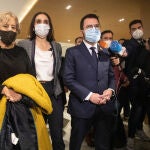 El presidente de la Generalitat de Cataluña, Pere Aragonès (3i), y la abogada laborista, jueza emérita y exalcaldesa de Madrid, Manuela Carmena (1d), a su llegada a un coloquio organizado por el Club Siglo XXI