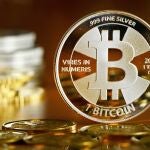Vista general de una moneda con el logotipo de la criptomoneda Bitcoin en una tienda de monedas